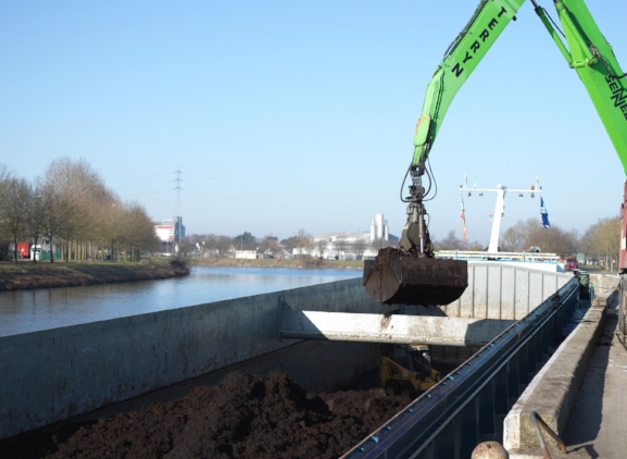 Sortveen levering op kanaal | Composteringsbedrijf Sterckx